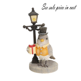 Top hat bird near a lamp post 6001377